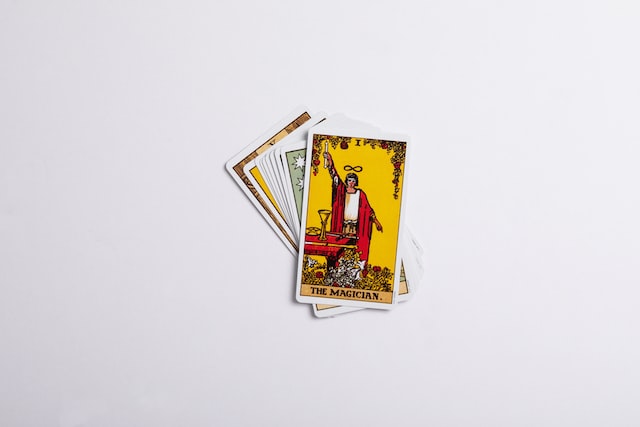電話占いがやばい理由！ 悪質な詐欺占い師が潜んでいる